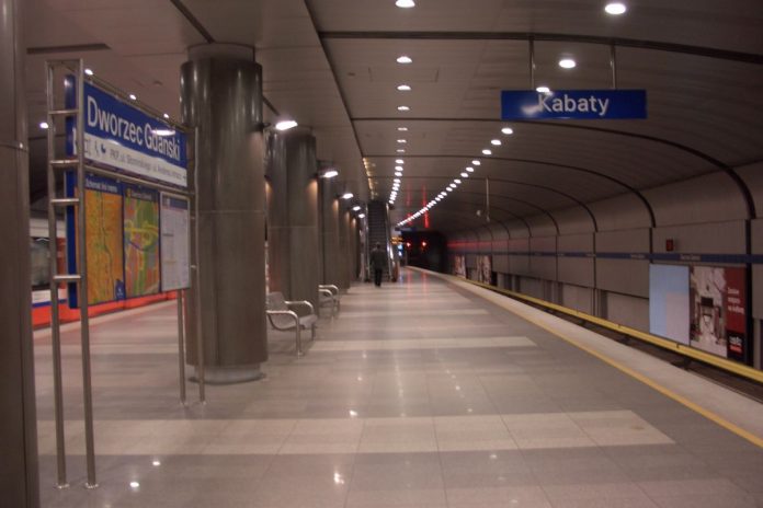Stacja metra w Warszawie.