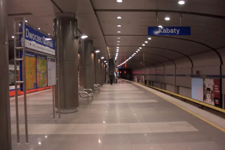 Stacja metra w Warszawie.