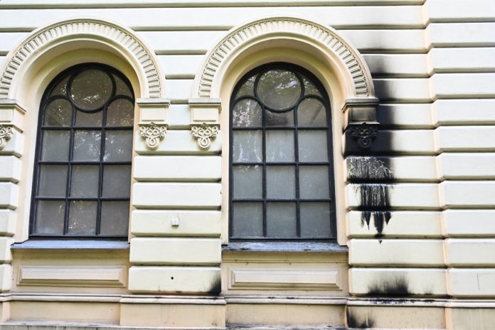 Osmolona ściana synagogi Nożyków w Warszawie. Foto: PAP