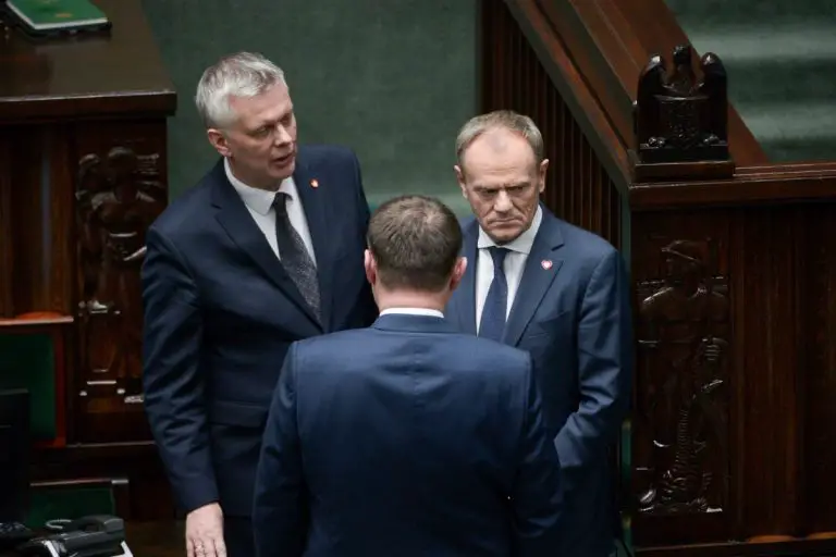Tomasz Siemoniak, Donald Tusk oraz Marcin Kierwiński (tyłem).