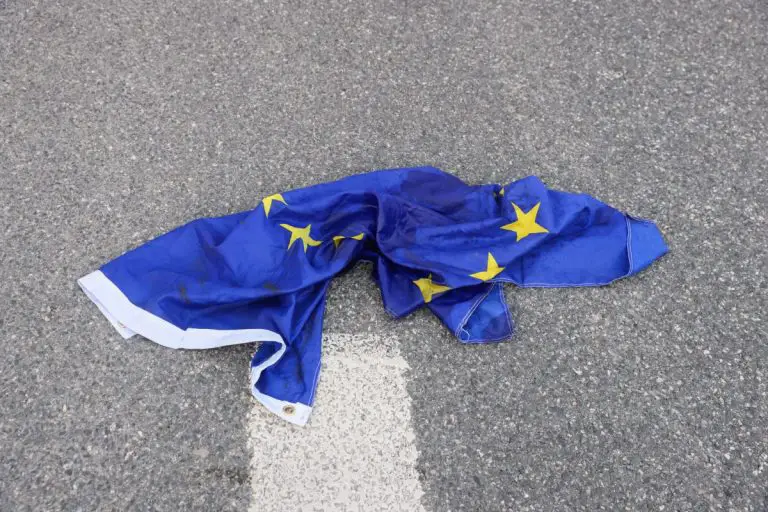 Flaga Unii Europejskiej na ziemi.