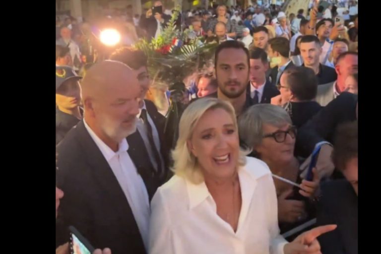 Marine Le Pen śpiewa, źródło_ X