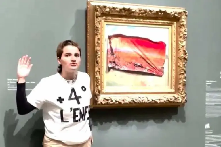 Ekoterrorystka atakująca dzieło Claude'a Moneta