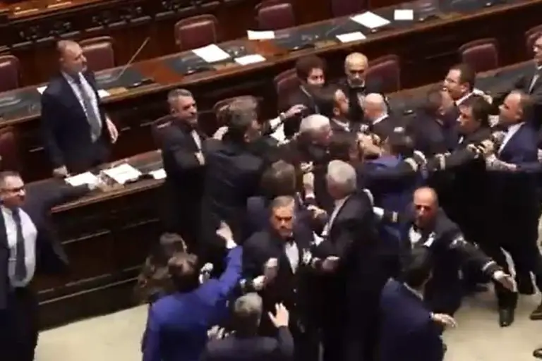 Bójka we włoskim parlamencie