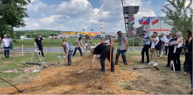 To mogło się zdarzyć tylko tam. W Kielcach zorganizowano konkurs… w kopaniu grobów na czas [VIDEO]