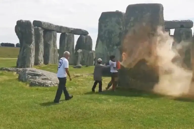 Atak eko-wariatów na kamienny kręg Stonehenge. Foto: print screen X
