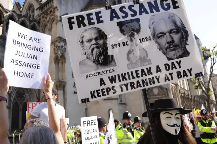 Jedna z licznych demonstracji ws. uwolnienia Juliana Assangea. Foto: PAP/EPA