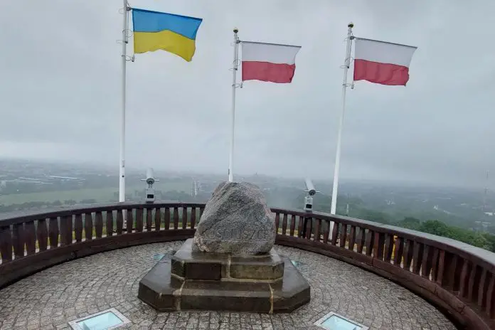 Flagi Polski i Ukrainy na kopcu Kościuszki.