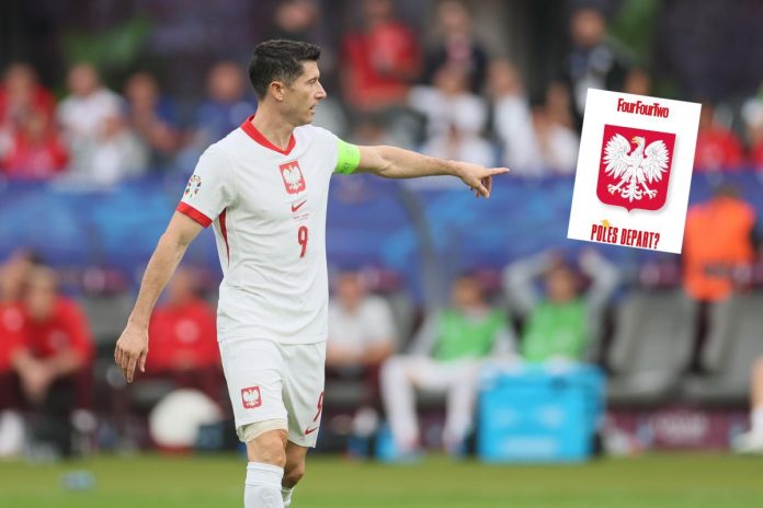 Robert Lewandowski oraz grafika na profilu Four Four Two.