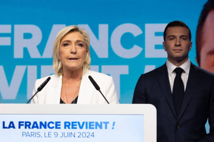 Marine Le Pen i typowany na premiera z ramienia Zjednoczenia Narodowego Jordan Bardella. Foto: PAP/.EPA