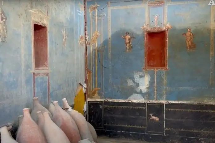 Niebieskie pomieszczenie bogato udekorowane ściennymi malowidłami odkryte w Pompejach. Foto: print screen you tube