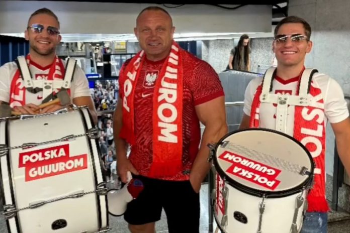 Mariusz Pudzianowski na dworcu w Warszawie przed wyjazdem pociągu do Berlina na mecz Polska - Austria.