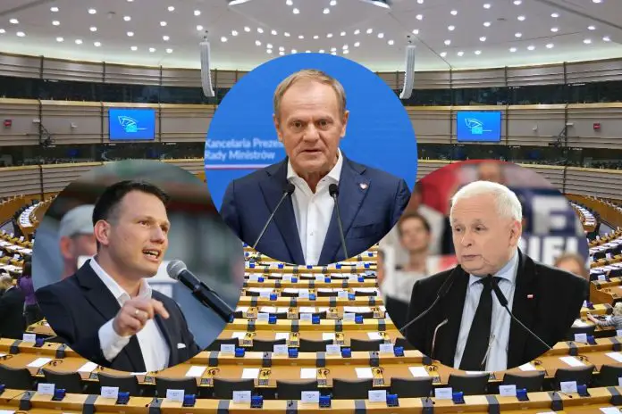 Sławomir Mentzen, Donald Tusk oraz Jarosław Kaczyński na tle Parlamentu Europejskiego w Brukseli.