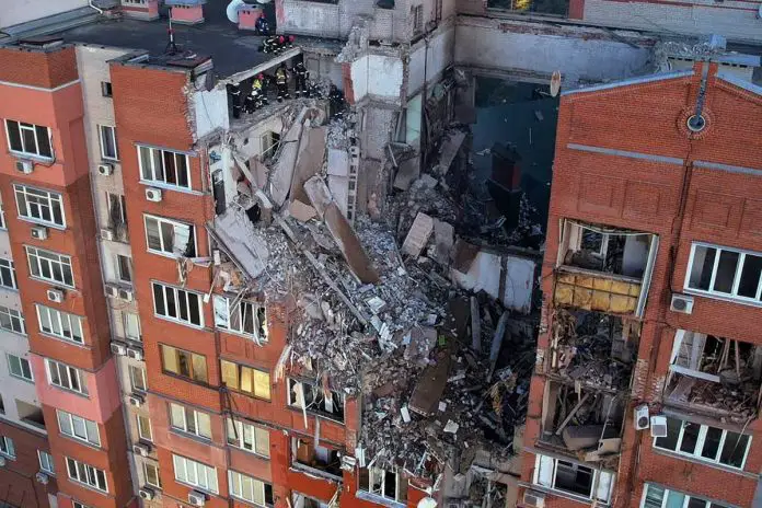 Zniszczony w wyniku rosyjskiego ataku budynek mieszkalny w Dnieprze na Ukrainie. Zdjęcie ilustracyjne. Źródło: PAP/EPA
