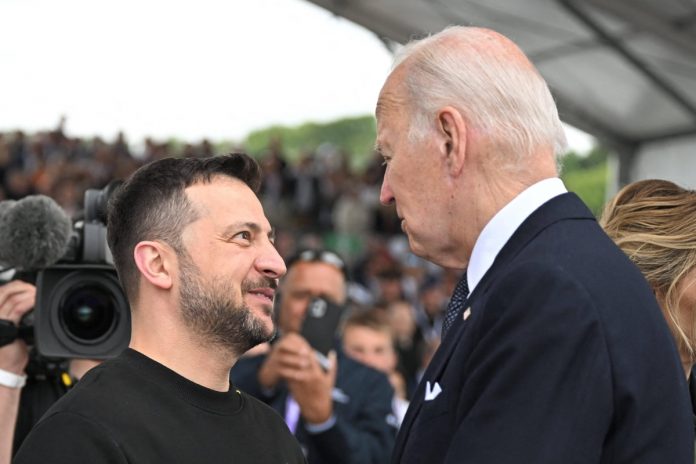 Prezydent Ukrainy Wołodymyr Zełenski i prezydent USA Joe Biden. Foto: PAP/Abaca