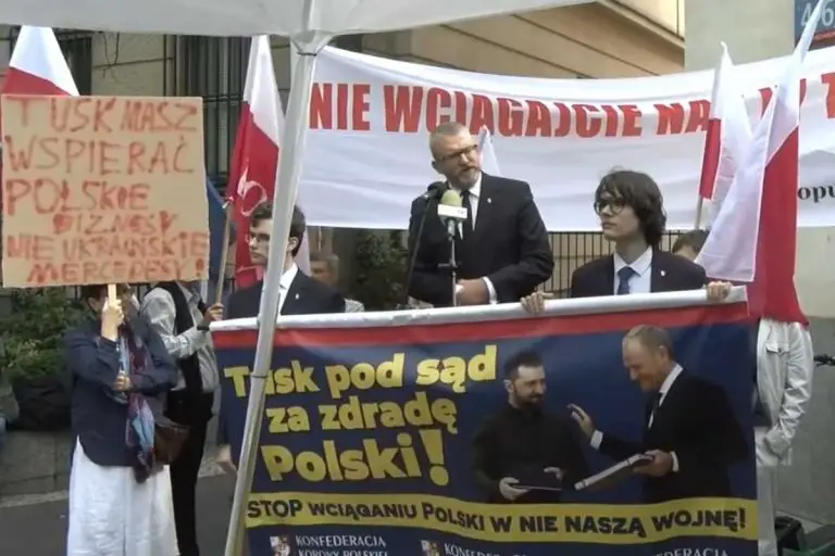 Grzegorz Braun podczas manifestacji Konfederacji Korony Polskiej Donald Tusk