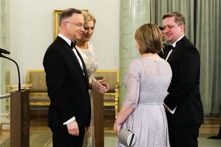 Prezydent Andrzej Duda (L), pierwsza dama Agata Kornhauser-Duda (2L) i ambasador Ukrainy w Polsce Wasyl Zwarycz (4L).