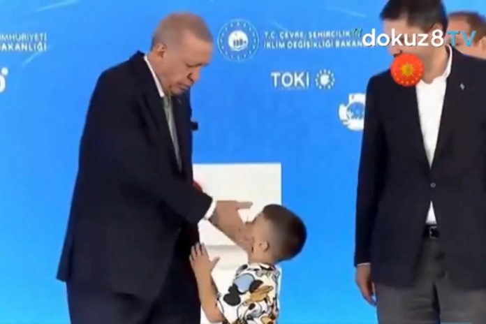 Prezydent Erdogan lekko uderzył w twarz chłopca, który nie okazał mu szacunku. Foto: print screen X