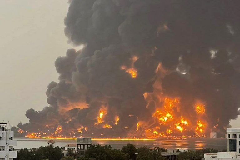Płonący port i magazyny paliwa po izraelskim ataku na jemeńską Hudajdę. Foto: X