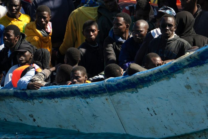 Imigranci na łodzi. Zdjęcie ilustracyjne. Foto: PAP/EPA