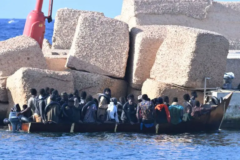 Imigranci na łodzi.