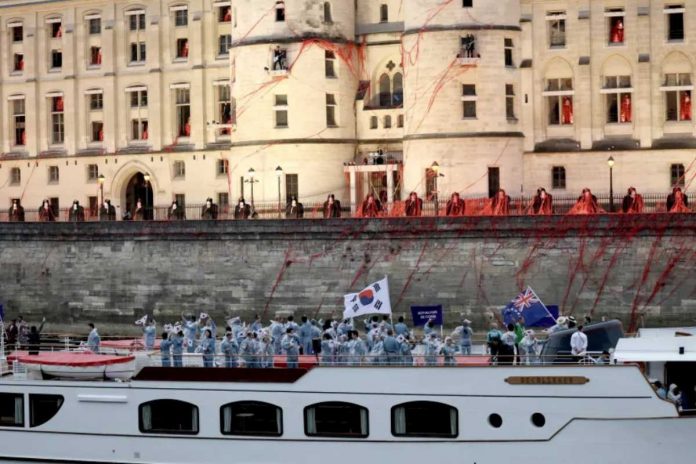 Reprezentacja Korei Południowej na Igrzyskach w Paryżu przedstawiona jako Korea Północna.