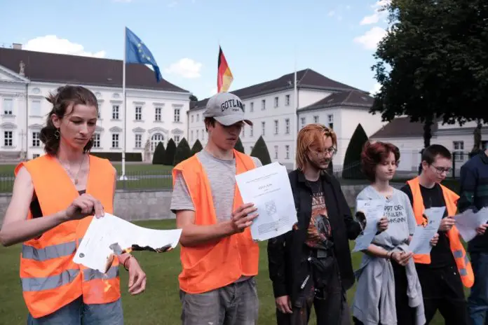 Oszołomy z niemieckiej Letzte Generation palą świadectwa maturalne. Foto: X