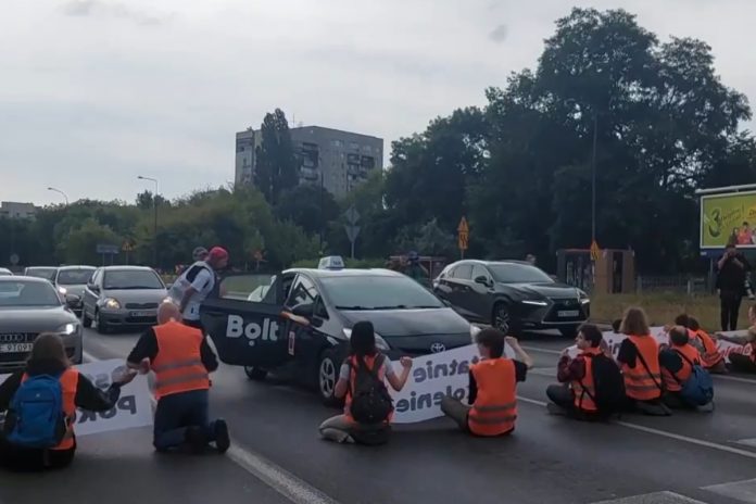 Klimatycznie zaburzone dzieci z Ostatniego Pokolenia utrudniają życie mieszkańcom Warszawy. Foto: print screen X