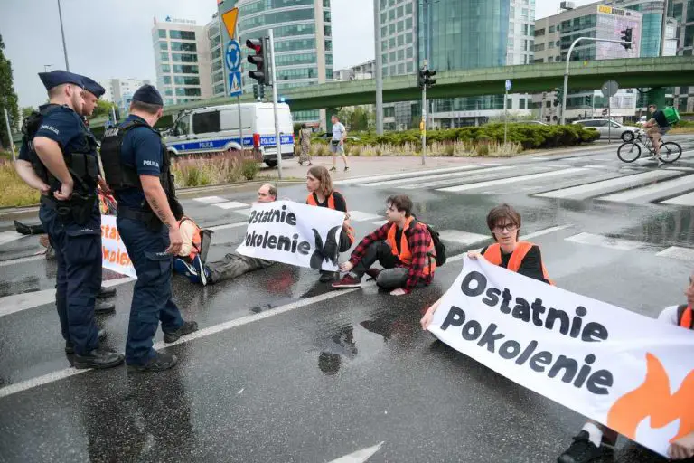 Klimatyści z Ostatniego Pokolenie blokują ulice Warszawy.