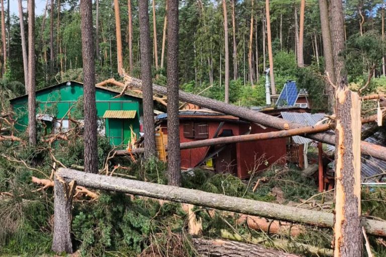 Ośrodek wypoczynkowy w Purdzie na Mazurach zniszczony przez trąbę powietrzną. Foto: FB/KW PSP Olsztyn