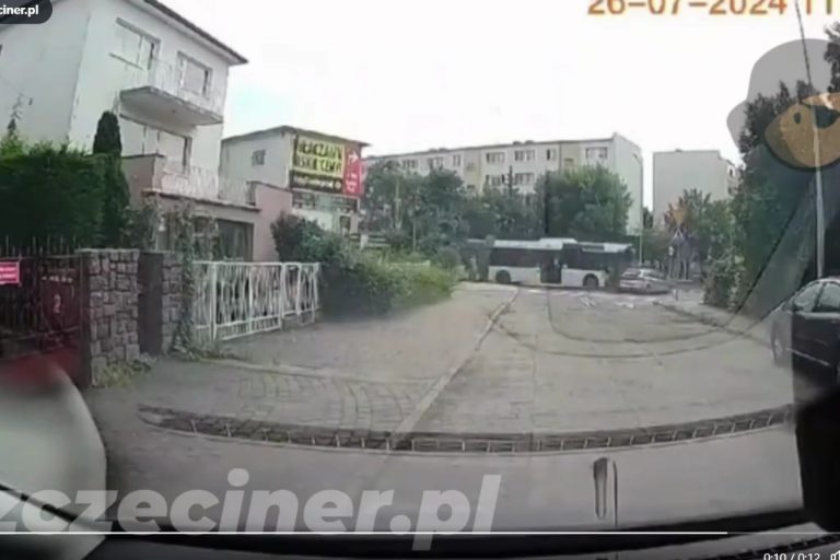 Kuriozalny wypadek w Szczecinie. Radiowóz zderzył się z miejskim autobusem [VIDEO]