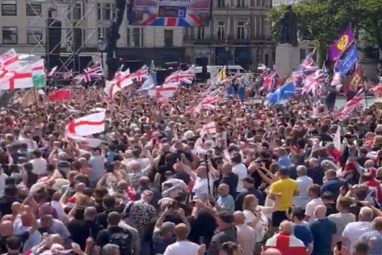 Francuska lewica wspiera „antyfaszystów” za Kanałem La Manche. „Proletariusze się łączą…”