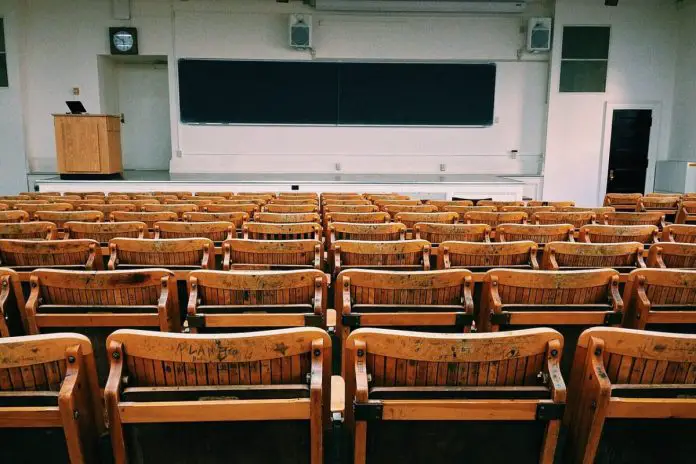 Pusta aula na uniwersytecie. Zdjęcie ilustracyjne. Źródło: pixabay