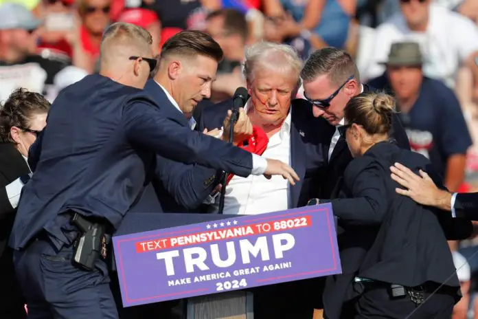 Zakrwawiony Donald Trump tuż po zamachu w otroczeniu agentów Secret Service. Foto: PAP/EPA