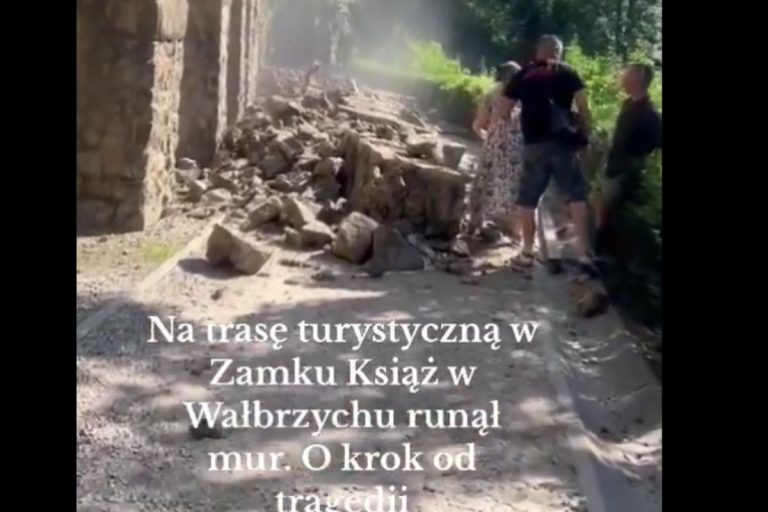 O włos od tragedii na Zamku Książ. Turyści spokojnie spacerowali, kiedy zawalił się potężny mur [VIDEO]