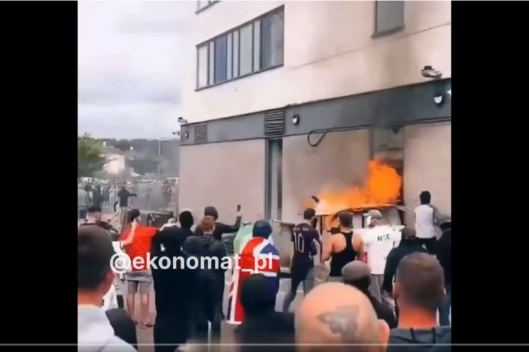 Demonstranci „zdobyli” hotel, w którym mieszkają migranci. „Dajcie ich tutaj!” [VIDEO]