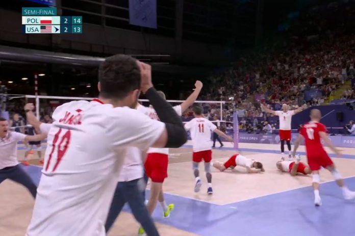 Radość polskich siatkarzy po zwycięskiej walce o finał igrzysk olimpijskich w Paryżu. Foto: print screen tvp sport