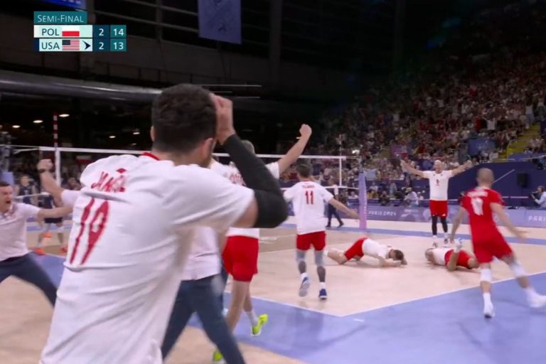 Radość polskich siatkarzy po zwycięskiej walce o finał igrzysk olimpijskich w Paryżu. Foto: print screen tvp sport