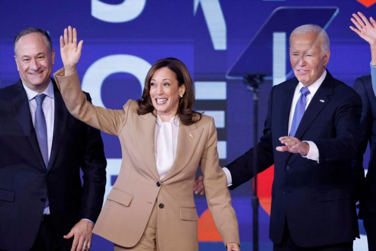 Doug Emhoff, Kamala Harris oraz Joe Biden.