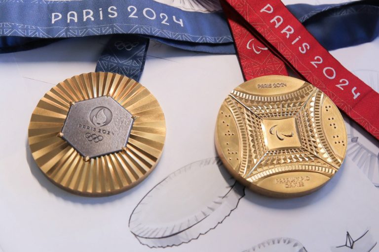 Złoty medal olimpijski Paryż 2024. Awers i rewers. Foto: PAP/EPA