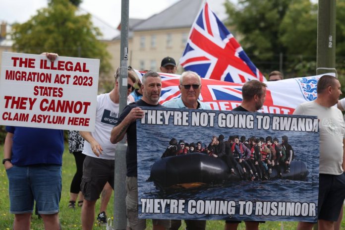 Jeden z protestów przeciwko nielegalnej imigracji do Wielkiej Brytanii. Zdjęcie ilustracyjne. Źródło: PAP/EPA