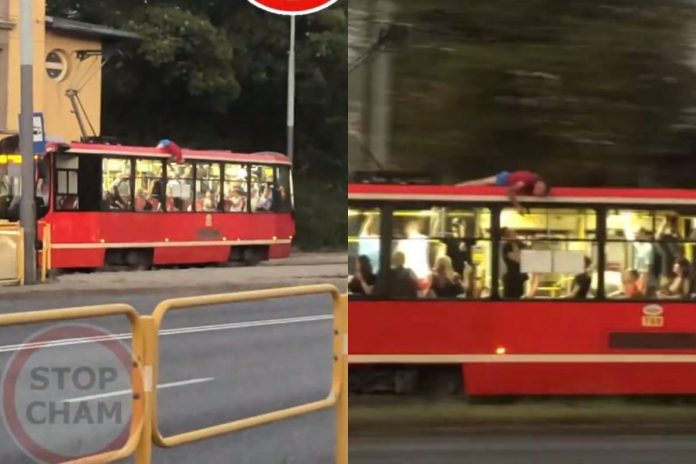 Mężczyzna jechał na dachu tramwaju.