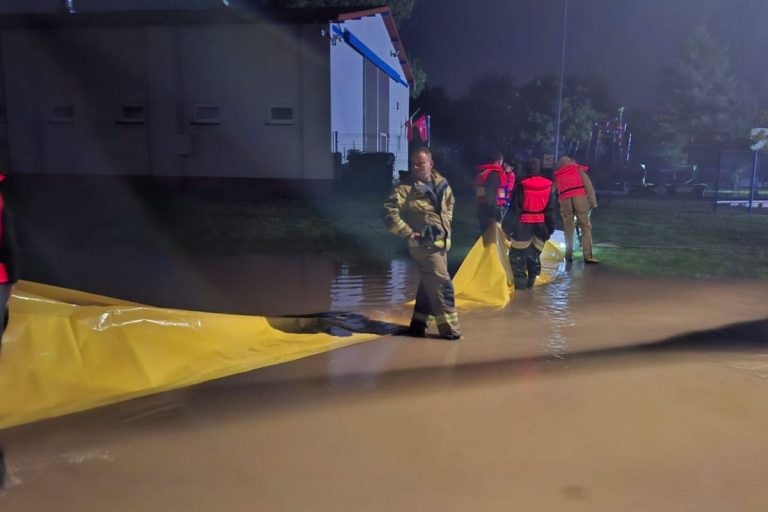 Brzeg. W nocy układano dodatkowe rękawy, które miały bronić obiekty oczyszczalni ścieków przed naporem wody z Odry. Niestety, nie udało się wygrać z żywiołem. Oczyszczalnia ścieków została wyłączona.