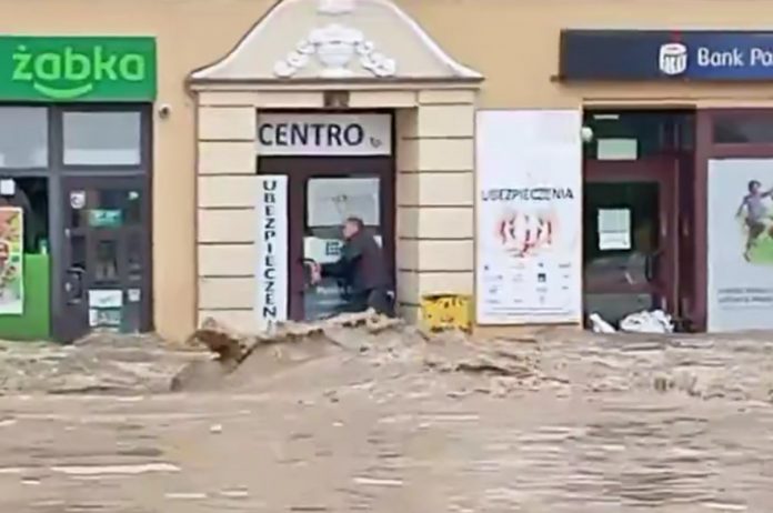 Ten mężczyzna miał mieć atak padaczki podczas powodzi w Głuchołazach Fot. X