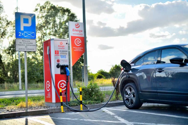 Stacja ładowania samochodów elektrycznych w Pucku.