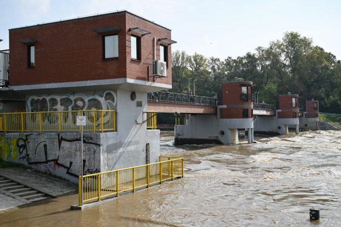 Wrocław szykuje się na falę powodziową.