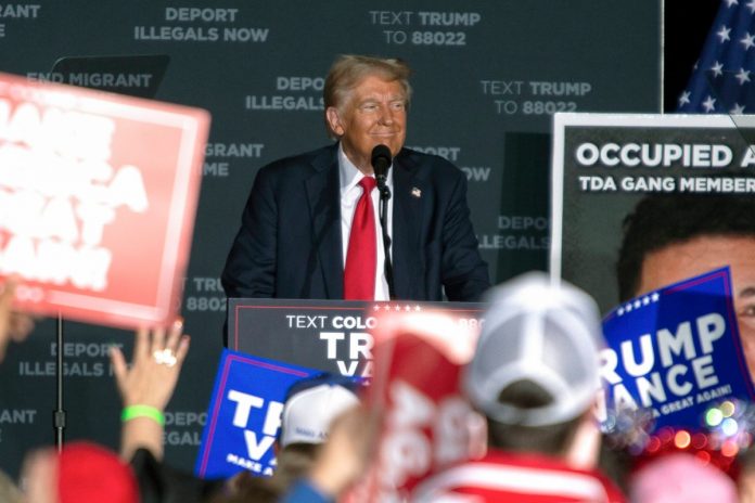 Donald Trump podczas wiecu w Aurora, Kolorado. Foto: PAP/EPA