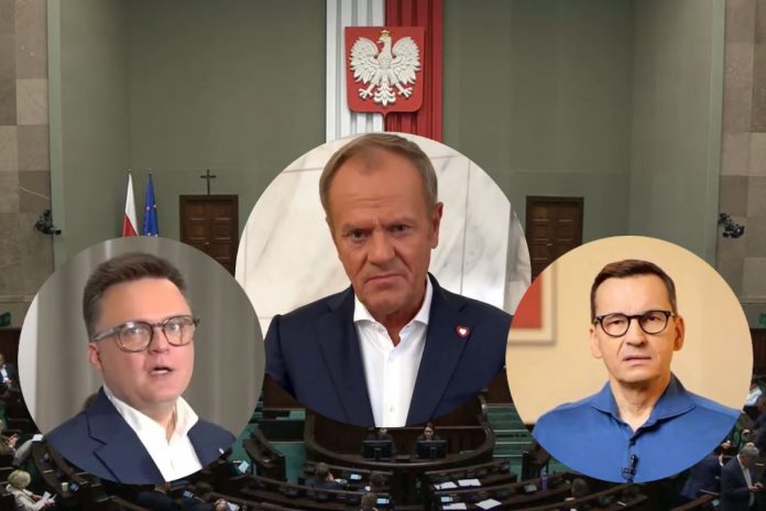 Szymon Hołownia, Donald Tusk oraz Mateusz Morawiecki na tle sali sejmowej.