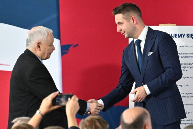 Przysucha, 12.10.2024. Prezes PiS Jarosław Kaczyński (L) oraz europosłeł Patryk Jaki (P) podczas kongresu Prawa i Sprawiedliwości w hali sportowej Zespołu Szkół nr 2 im. Ludwika Skowyry w Przysusze, 12 bm. (jm) PAP/Piotr Polak