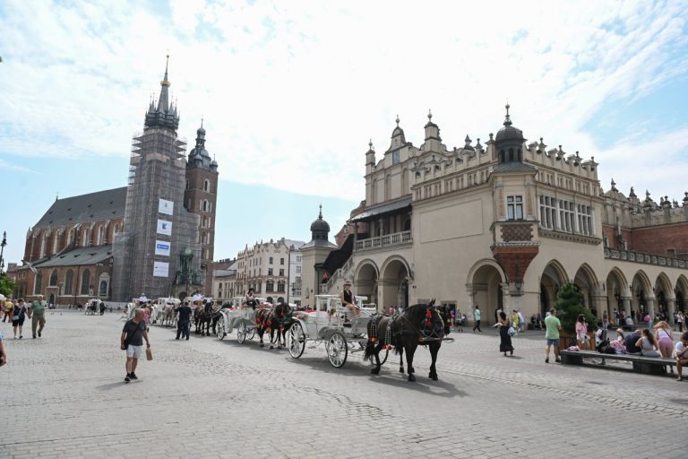 Kraków. Rynek główny. Kościół Mariacki i Sukiennice. Foto: PAP